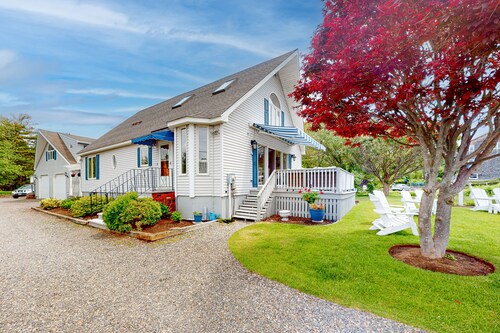 Charming home with ocean view, firepit, deck, golf nearby, & W/D