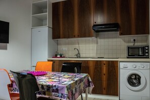 Jääkaappi, uuni, liesi, keittoastiat/astiat/ruokailuvälineet