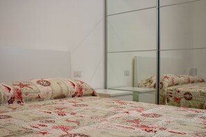 2 makuuhuonetta, työpöytä, ilmainen Wi-Fi