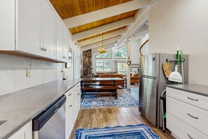 Fridge, microwave, oven, stovetop - Ski-in/ski-out mountain view home with hot tub - hiking & activities nearby (South Lake Tahoe)