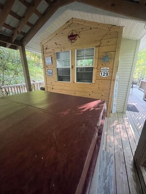 Property grounds - Creekside cabin with hot tub (Robbinsville)