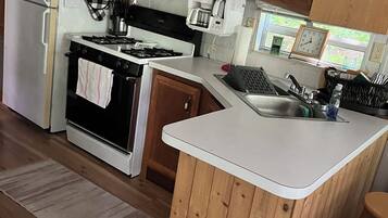 雪櫃、微波爐、焗爐、爐具