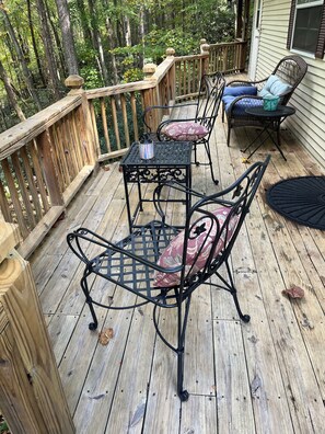 Outdoor dining - Creekside cabin with hot tub (Robbinsville)