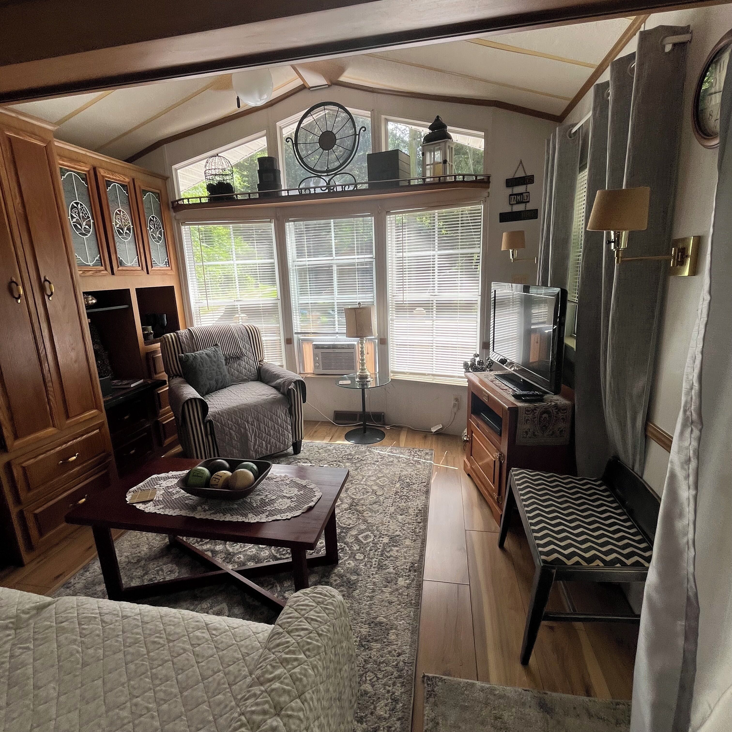 Fernseher, Kamin, DVD-Player, Bücher
