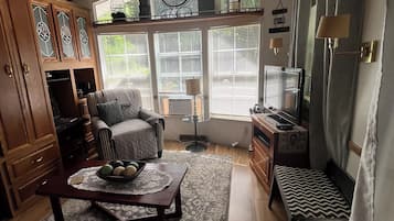 Fernseher, Kamin, DVD-Player, Bücher