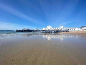 Beach nearby - Hall floor-parking & dog-beach at the end of road (Portsmouth)