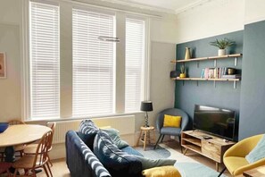 Smart TV, fireplace, books - Hall floor-parking & dog-beach at the end of road (Portsmouth)