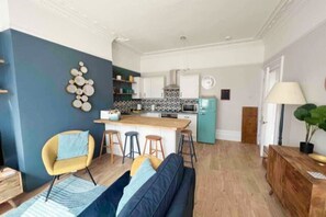 Una Smart TV, una chimenea, libros