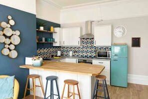 Frigorífico, microondas, horno y placa de cocina