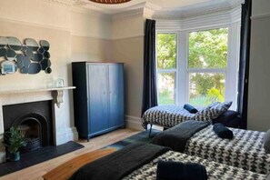 2 dormitorios, escritorio, tabla de planchar con plancha y cuna de viaje