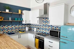 Fridge, microwave, oven, stovetop - Hall floor-parking & dog-beach at the end of road (Portsmouth)