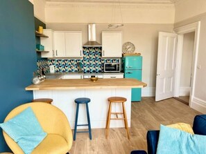 Interior - Hall floor-parking & dog-beach at the end of road (Portsmouth)