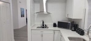 Geladeira, micro-ondas, cooktop, cafeteira/chaleira