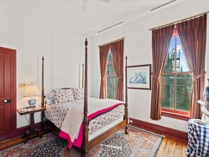 4 quartos, ferros/tábuas de passar roupa, Wi-Fi, roupa de cama