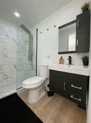Een douche, handdoeken, zeep, shampoo