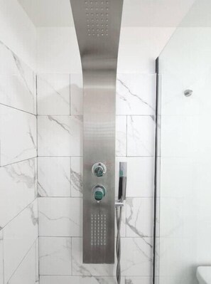 Douche, serviettes fournies, savon, shampoing