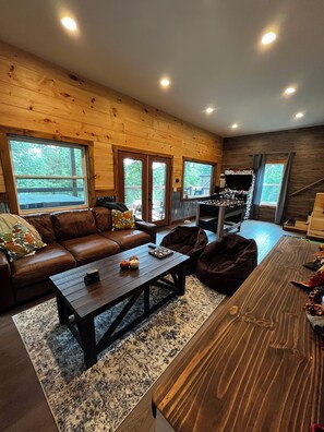 Interior - Hot Tub, Arcade, Legotable, Bunkbed!  (Gatlinburg)