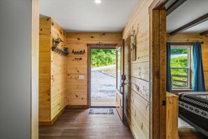 3 bedrooms, travel cot, WiFi, bed sheets