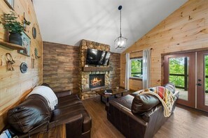Smart TV, fireplace, video games - Hot Tub, Arcade, Legotable, Bunkbed!  (Gatlinburg)