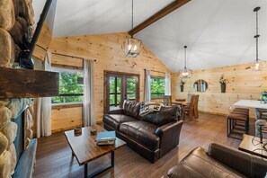 Smart TV, fireplace, video games - Hot Tub, Arcade, Legotable, Bunkbed!  (Gatlinburg)