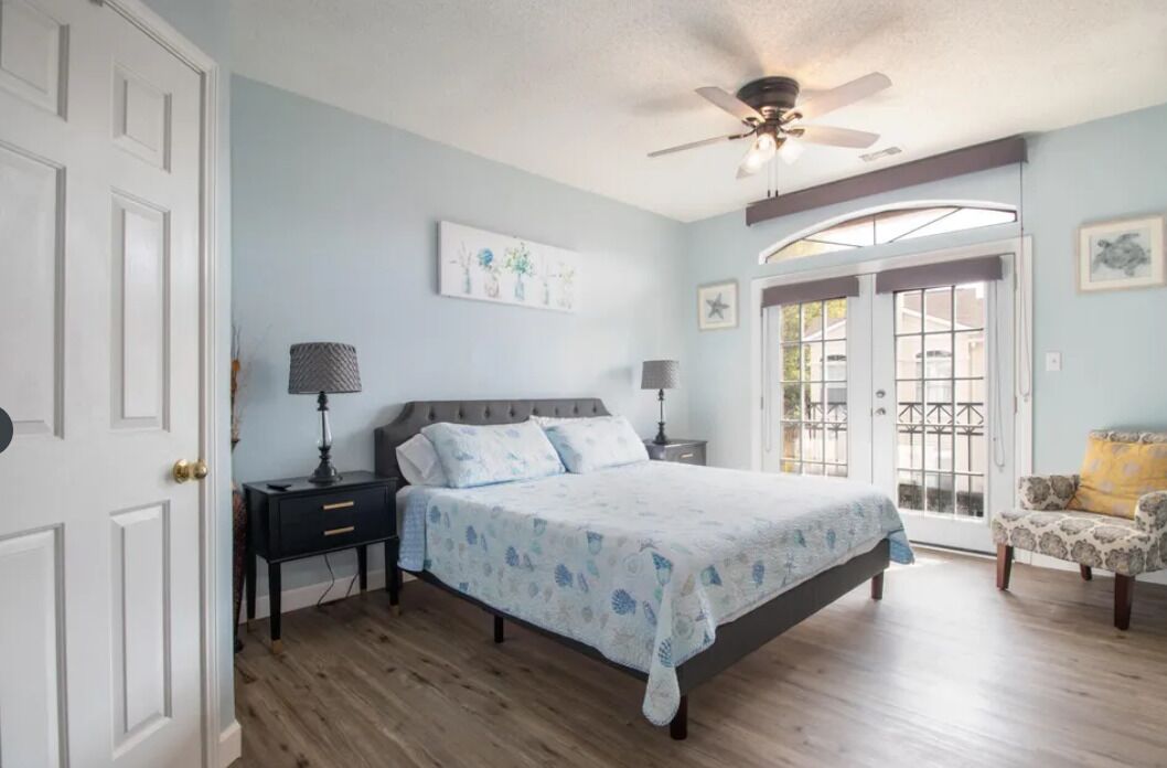 1 habitación, escritorio, tabla de planchar con plancha y cuna de viaje 