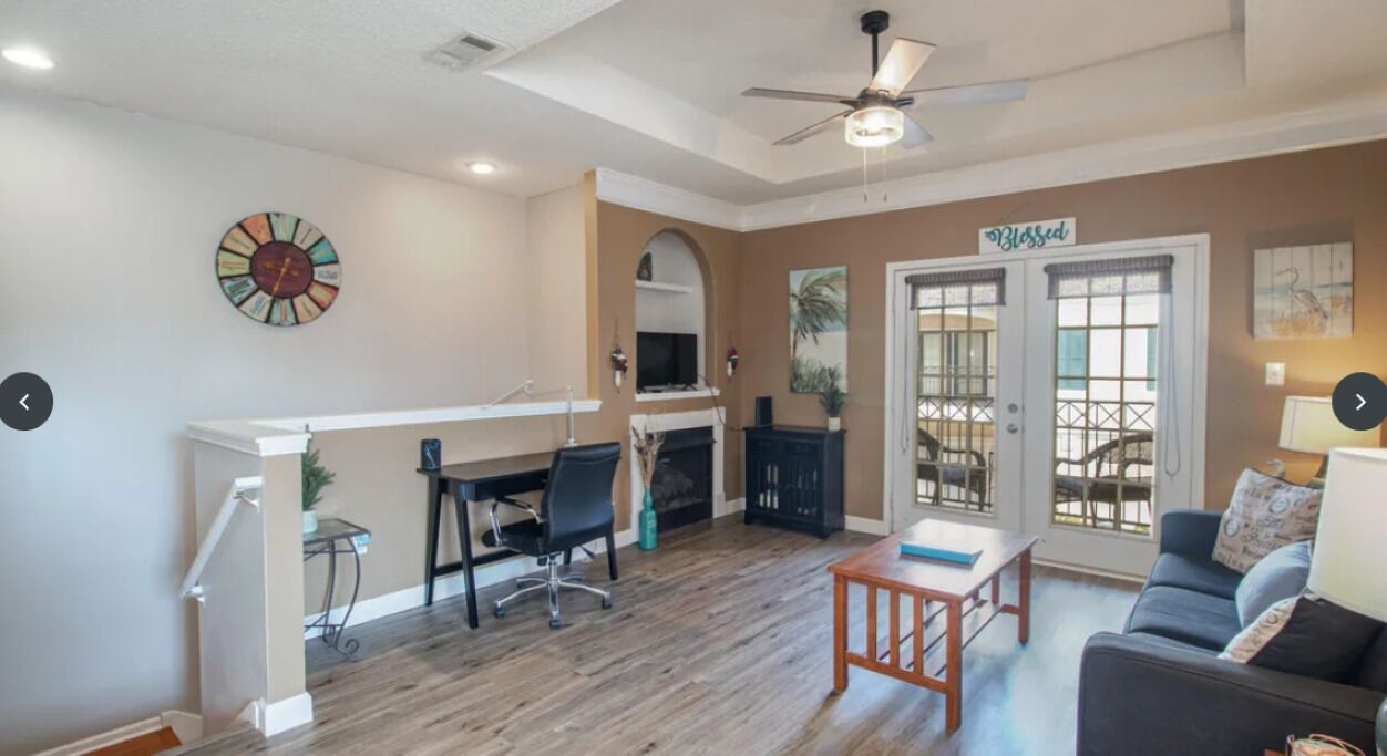 Smart TV, chimenea, reproductor de DVD y libros 