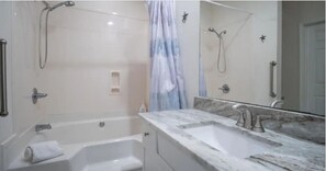 Hair dryer, towels, soap, shampoo - Beach Bliss in Gulfport MS Huge 1 Bd/1 BA Steps from the Beach (Gulfport)