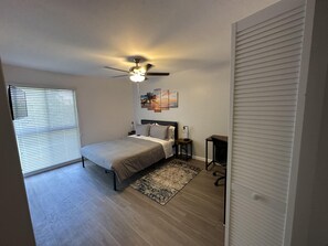 2 多间卧室、客房内保险箱、办公桌、熨斗/熨衣板