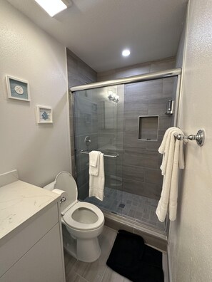 吹风机、毛巾、肥皂、洗发水