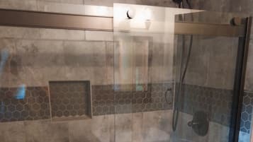 Douche, sĂšche-cheveux, serviettes fournies, savon