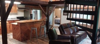 Cabin in the woods. Minutes to Watkins Glen State Park, Racetrack & Wine Trail!