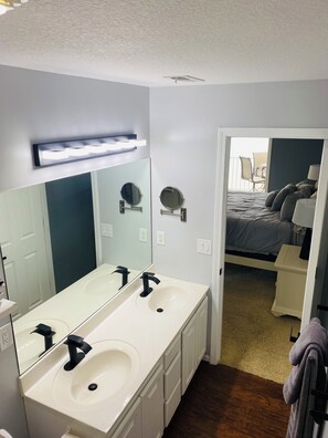 3 bedrooms, in-room safe, iron/ironing board, free WiFi