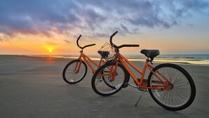 På stranden, solsenger og strandhåndklær
