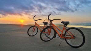Aan het strand, ligstoelen aan het strand, strandlakens