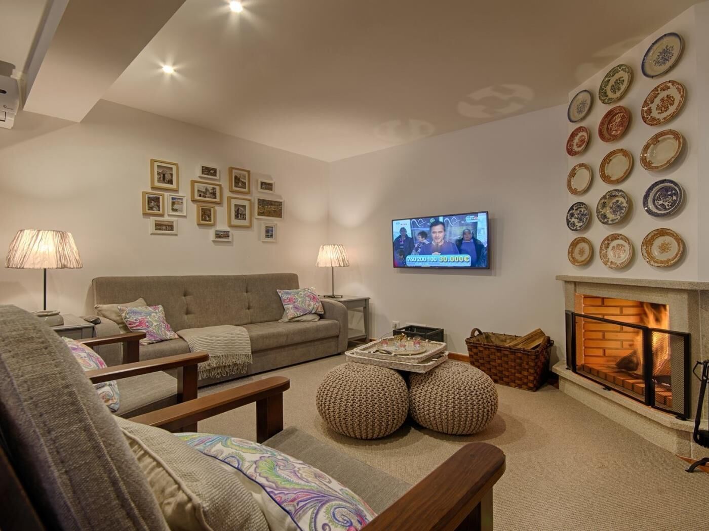 Una televisión, una chimenea