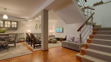 Una televisión, una chimenea