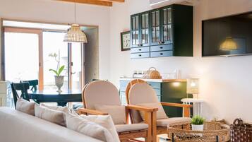 Una televisión, una chimenea