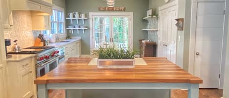 冷蔵庫、電子レンジ、オーブン、コンロ