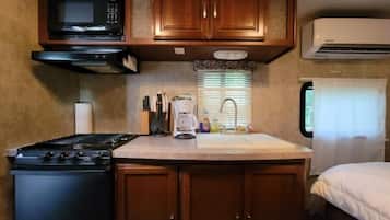 Geladeira, micro-ondas, fogão, cooktop