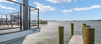 Cass-N-Reel Luxury Houseboat