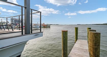 Cass-N-Reel Luxury Houseboat