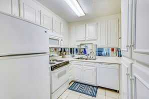 Fridge, microwave, stovetop, dishwasher