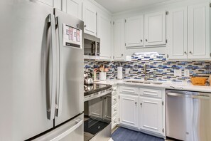 Fridge, microwave, stovetop, dishwasher