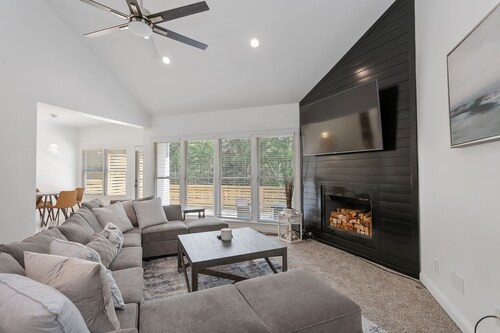 Heavenly Lakefront Six Bedroom Hideaway