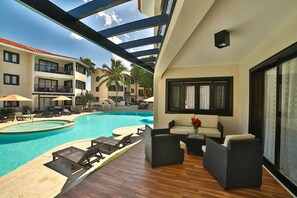 Una piscina al aire libre