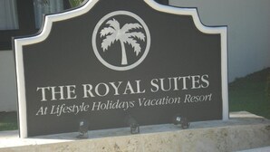 A sign for The Royal Suites at Lifestyle Holidays Vacation Resort. - THE ROYAL SUITES - WALKING DISTANCE TO 8 BEACHES - ALL INCLUSIVE (Cofresi)