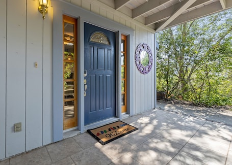 Exterior detail. ✨ 3-King Beds / HotTub / EV Charger / Mountain View / Walk to River & Dining