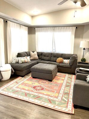 TV connectée, baby-foot, livres