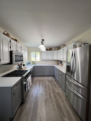 Refrigerador, microondas, horno, placa de cocina