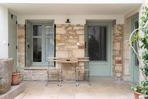Outdoor dining - Quattro Domus 2-studio in historical townhouse (Crete)